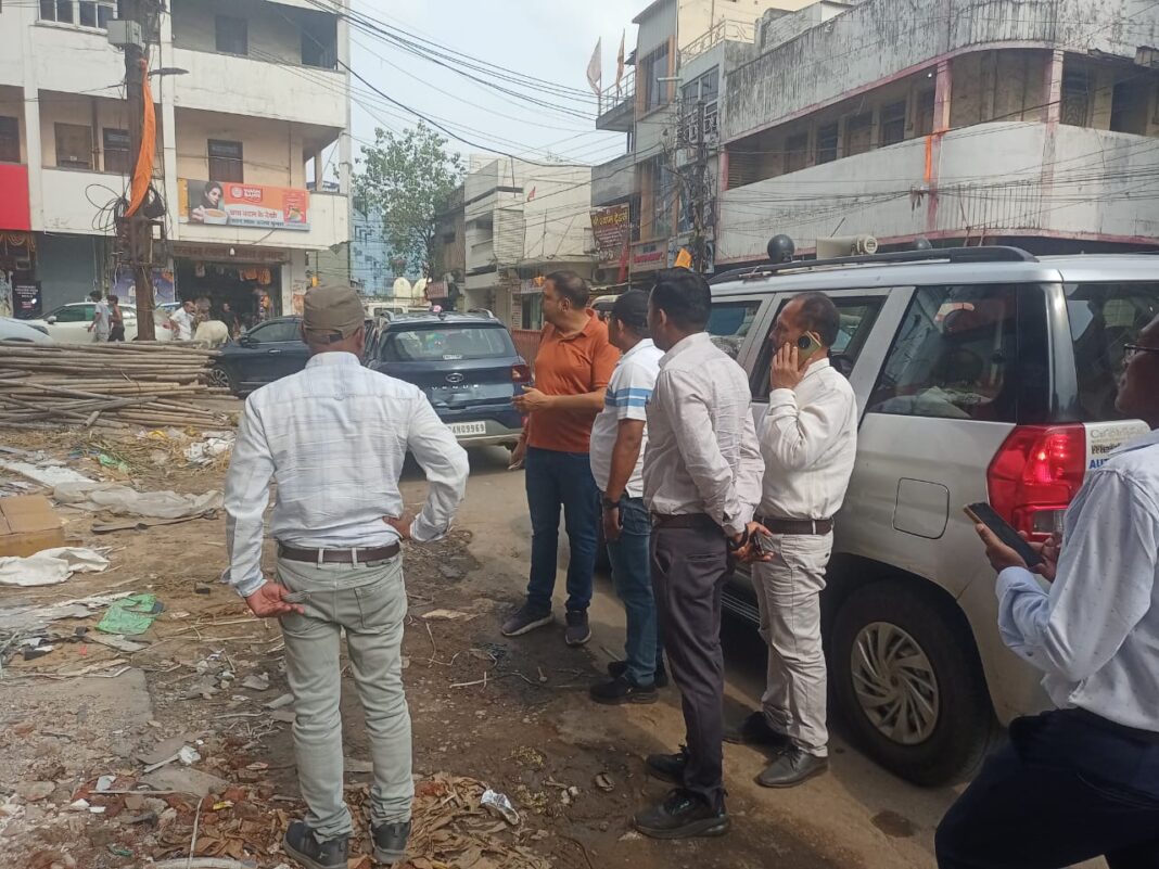 आलोक सिटी मॉल के संचालक को निगम कमिश्नर ने लगाई फटकार, अतिक्रमण करने वाले 20 व्यवसायियों पर की गई चालानी कार्रवाई