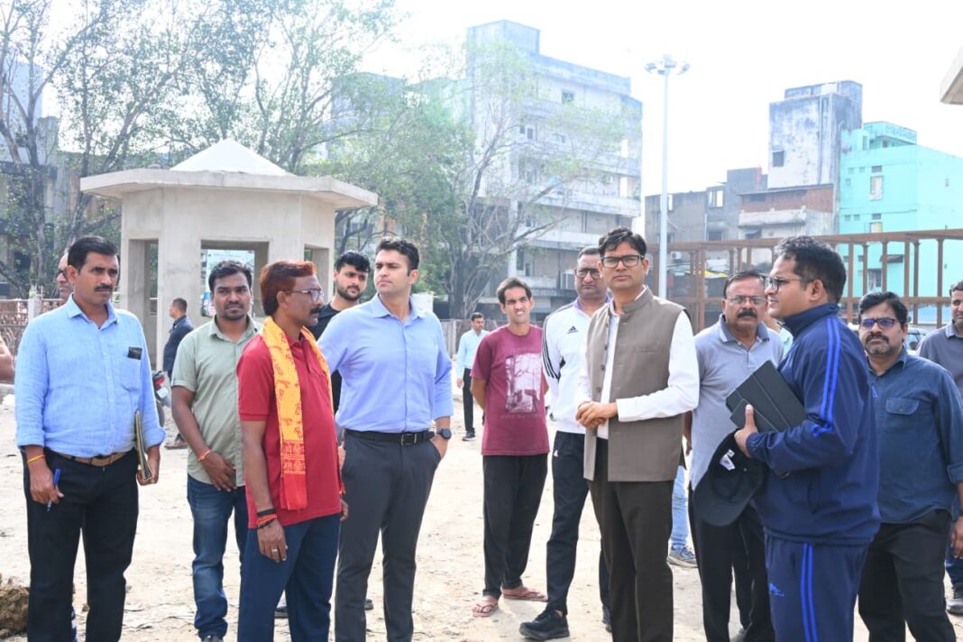 वित्त मंत्री श्री ओ.पी.चौधरी रायगढ़ में चल रहे प्रोजेक्ट्स की प्रगति का जायजा लेने पहुंचे…. बैकुण्ठपुर क्षेत्र में नया ऑक्सीजोन विकसित करने के लिए संभावित भूमि का किया निरीक्षण
