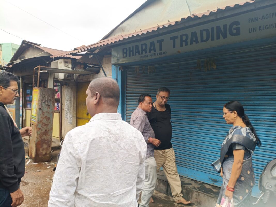 सदर हटरी में नगर निगम ने बकायादारों पर कार्यवाही करते हुए 12 दुकानों को सील किया, मचा हड़कंप