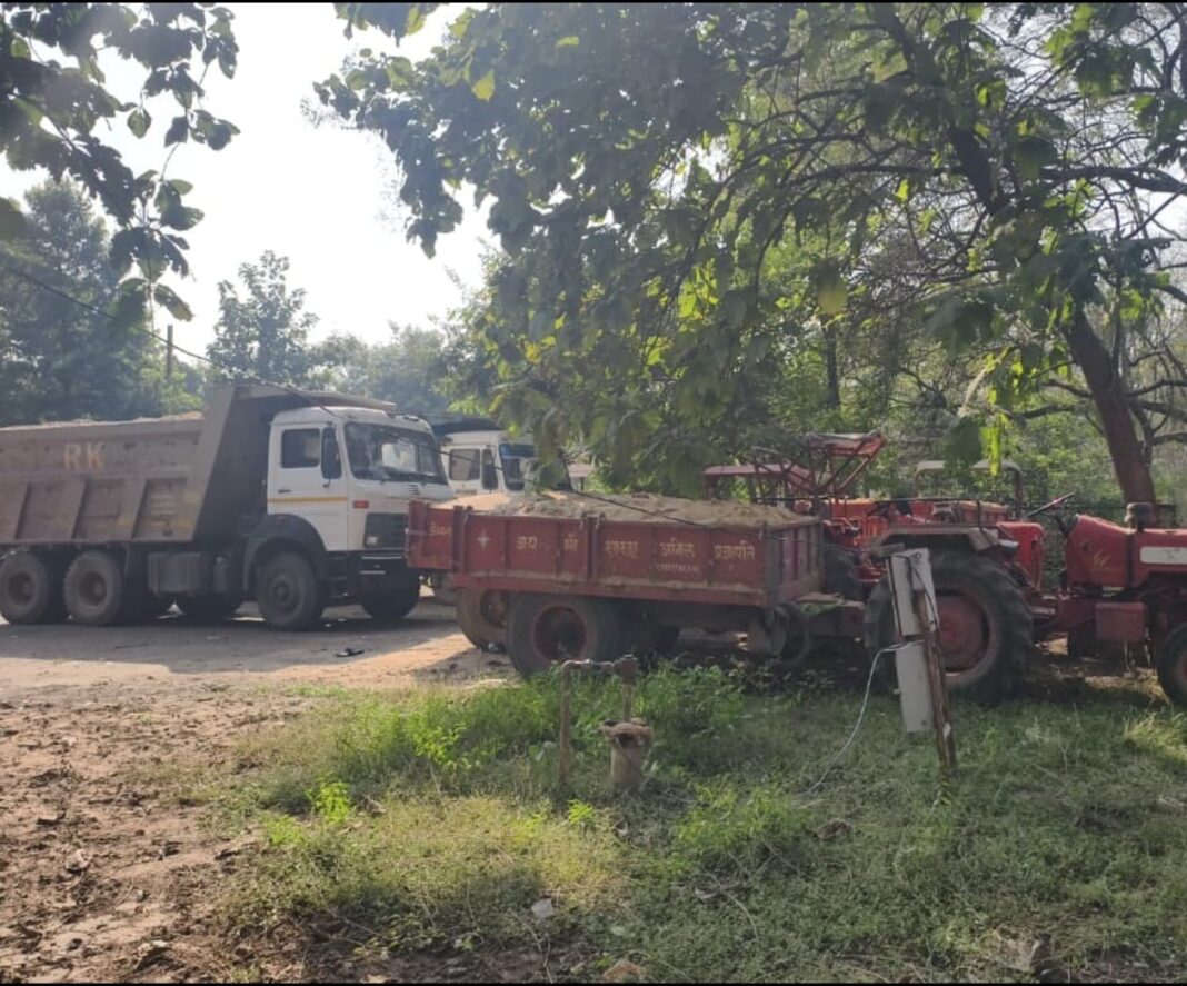 रेत के अवैध उत्खनन एवं परिवहन पर खनिज विभाग की सख्त कार्यवाही में 12 वाहन जब्त