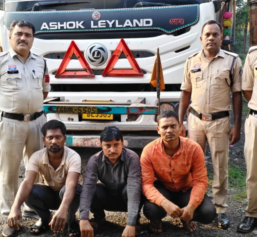 जेएसपीएल यार्ड से लाखों का वेस्ट मटेरियल चोरी, कोतररोड़ पुलिस ने तीन आरोपियों को पकड़ा, दो ट्रेलर, तीन मोबाइल और 68 टन वेस्ट मटेरियल जप्त