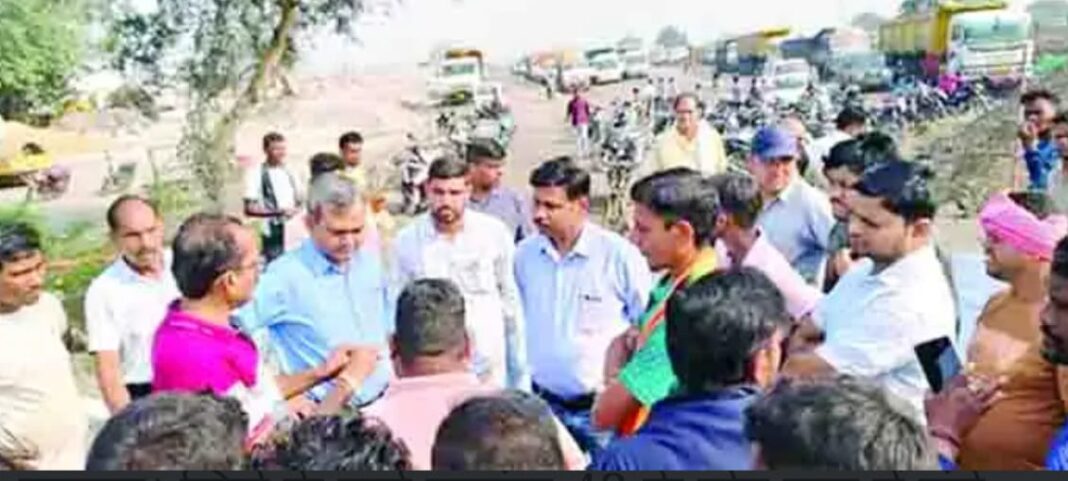 सीएसआर मद से अधूरे विकास-कार्यों पर भडक़ा आक्रोश…जेएसपीएल फैक्ट्री के खिलाफ वार्डवासियों का धरना