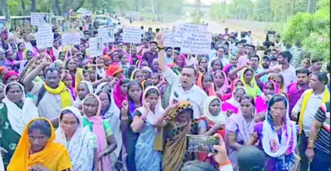 पुरूंगा कोल ब्लॉक की जनसुनवाई को रद्द करने की मांग पर अड़े ग्रामीण, कलेक्टर ऑफिस का किया घेराव