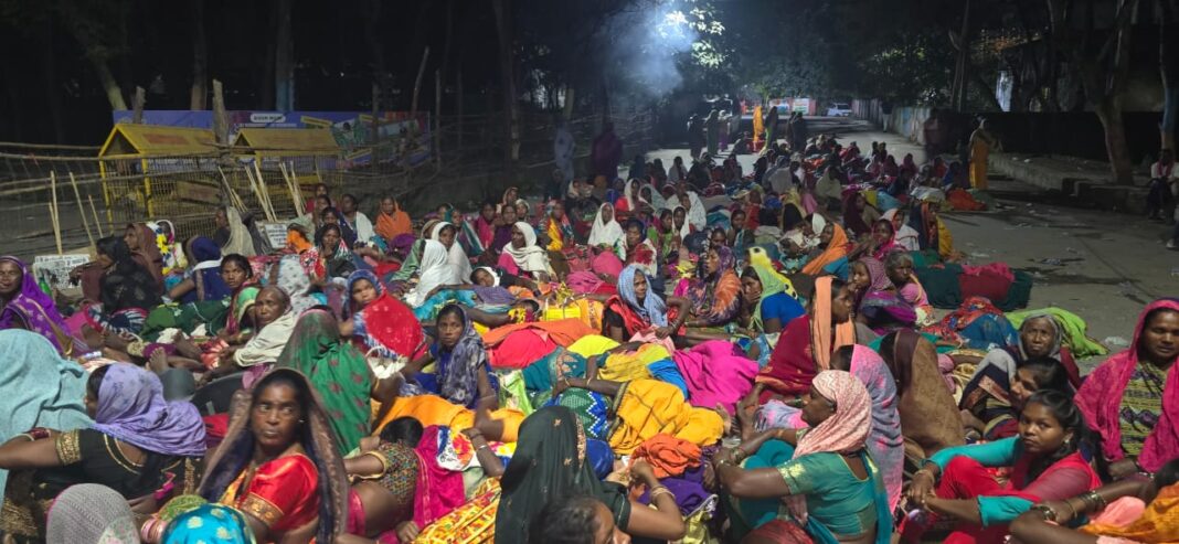 महिला-बच्चे संग रातभर धरने पर बैठे रहे 300 ग्रामीण, अंबुजा अडानी कोल माइंस की जनसुनवाई रद्द करने की मांग