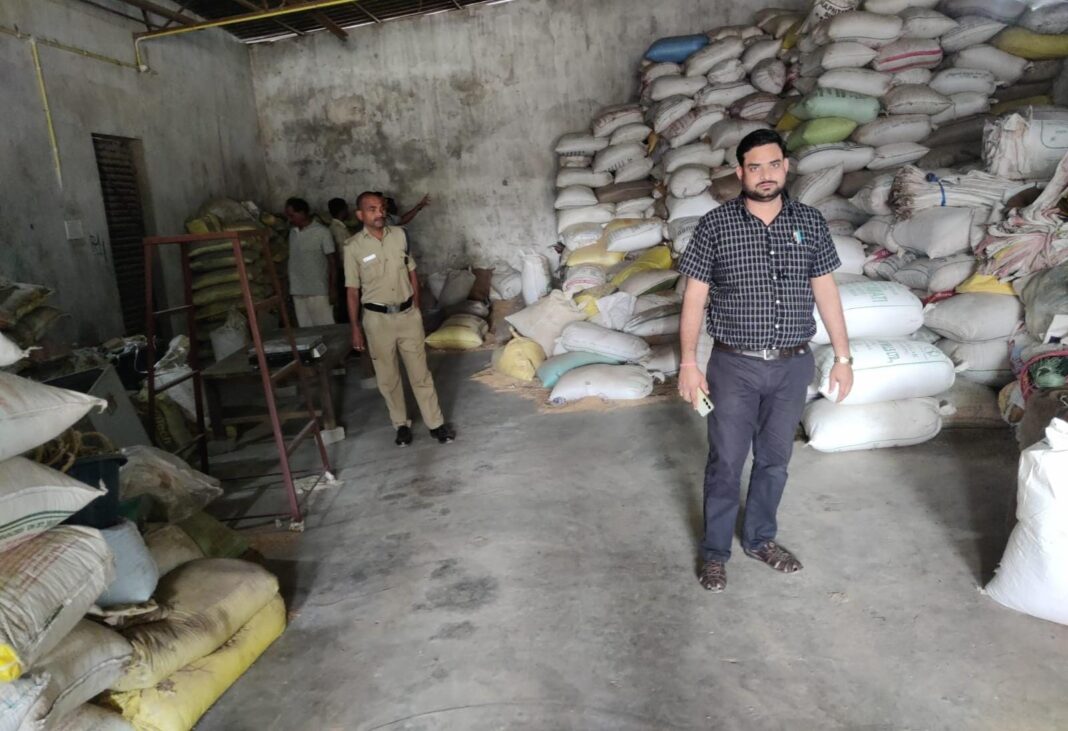 छाल तहसील के ग्राम हाटी में 900 बोरा अवैध धान जब्त