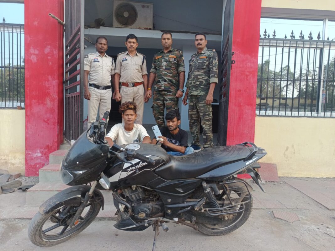 रेलकर्मी से मोबाइल लूटने वाले दो आरोपी गिरफ्तार, त्वरित कार्रवाई में खरसिया पुलिस की बड़ी सफलता