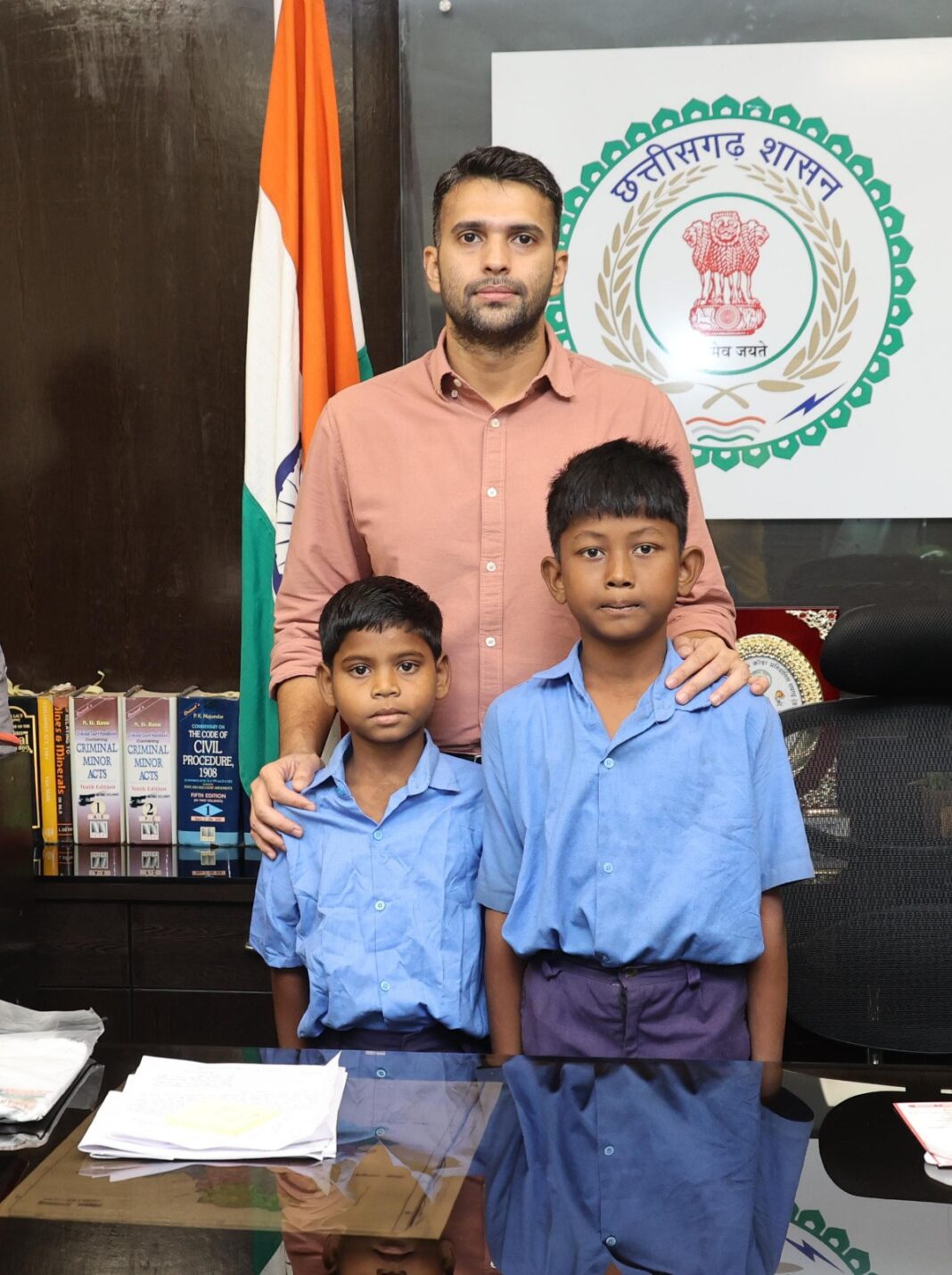 बालवीर राकेश और आर्यन का कलेक्टर ने किया सम्मान…बहादुर बच्चों ने पानी में डूबते बच्चे की बचाई थी जान