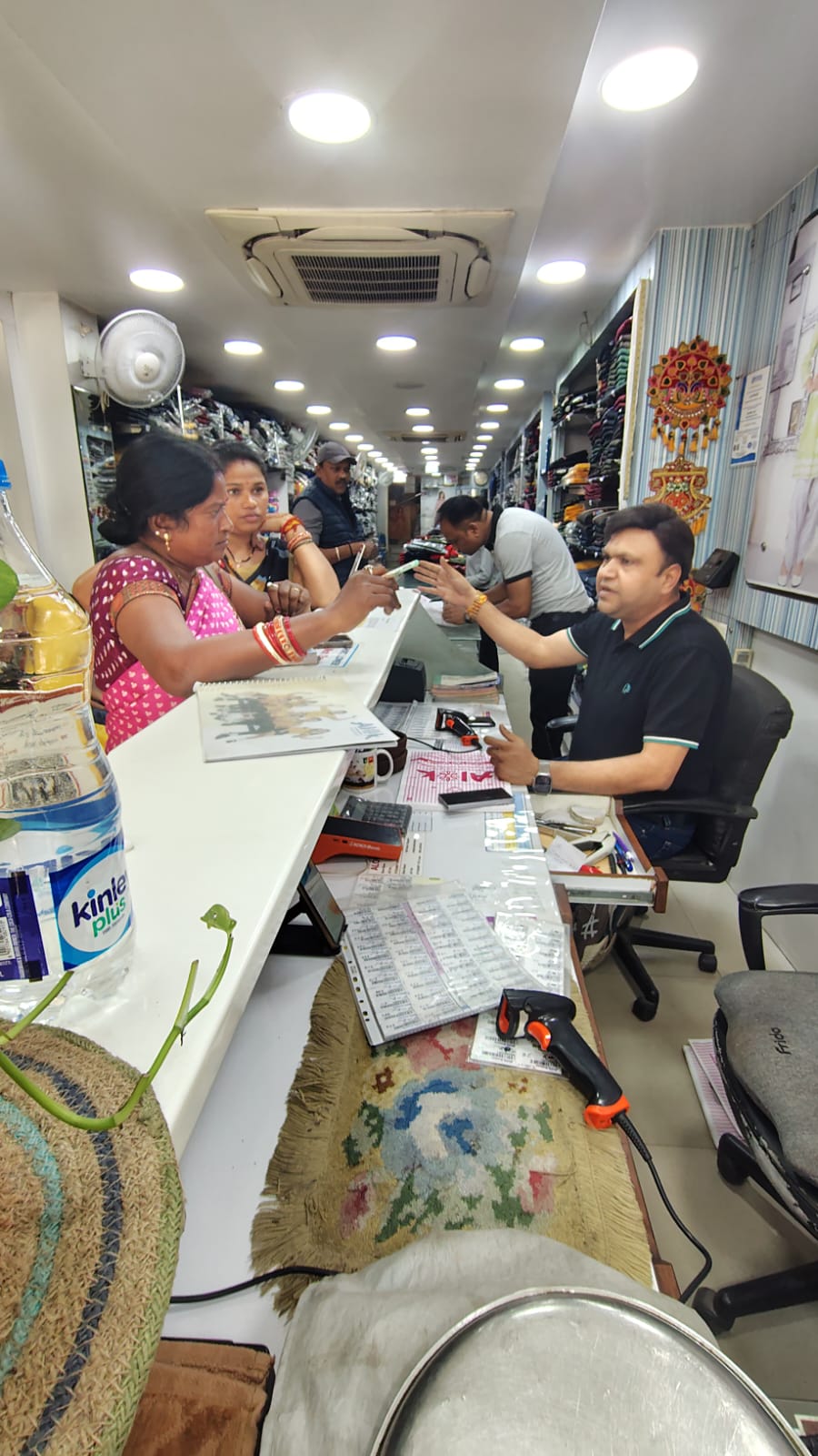 निगम कर रहा सीसीटीवी से निगरानी, सड़क पर कचरा फेंकने पर आलोक ड्रेसेस के संचालक पर 5000 रुपए जुर्माना