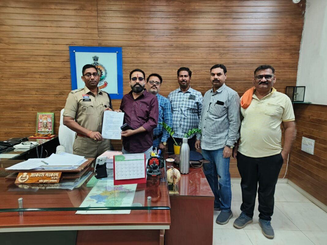 टिल्लू शर्मा की गिरफ्तारी की मांग को लेकर सर्व समाज ने एसपी को सौंपा ज्ञापन