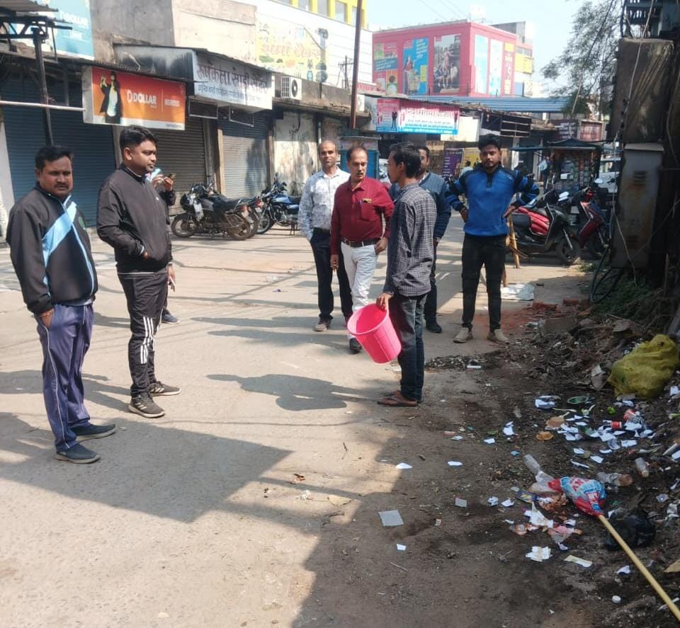 सीसीटीवी में कैद हुए कचरा फैलाने वाले, 6 दुकानों से वसूले गए जुर्माना के तौर पर 20 हजार रुपए