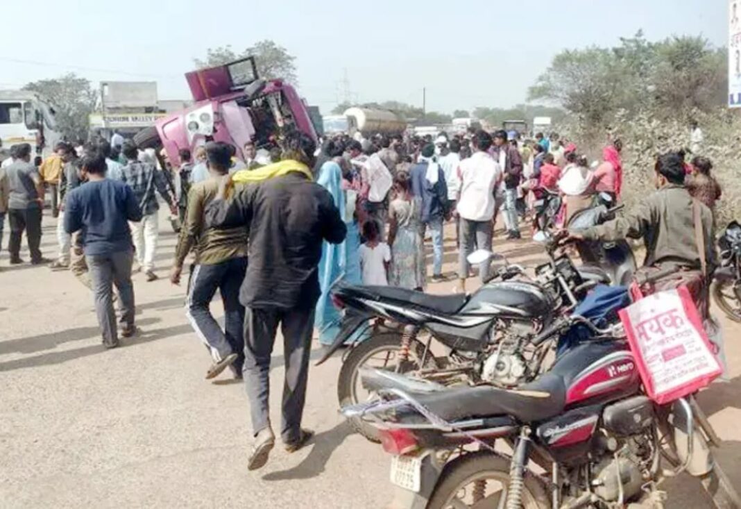 बेकाबू ट्रेलर की ठोकर से यात्री बस पलटी, बस एजेंट की मौत, 11 यात्री घायल