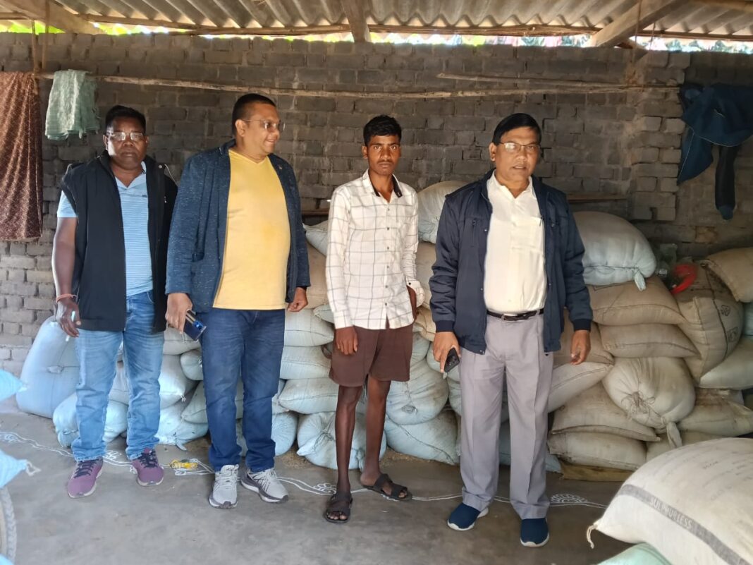 ग्राम घरघोड़ी में 65 बोरा अवैध धान किया गया जब्त