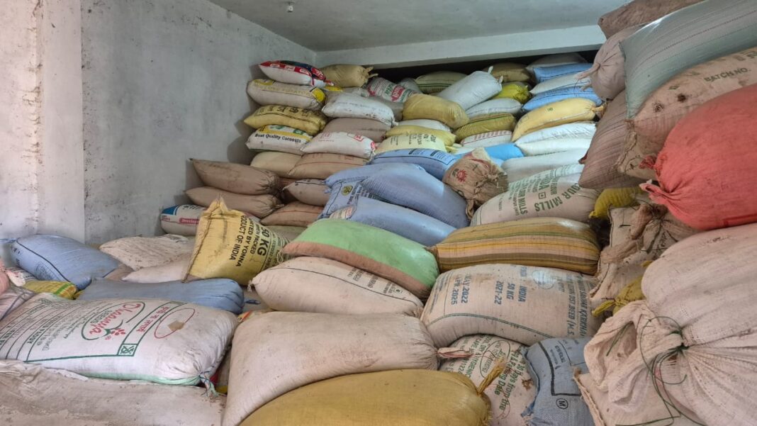 धरमजयगढ़ के पीपरमार गोदाम में 12 लाख रुपए से अधिक का 400 क्विंटल अवैध धान जब्त