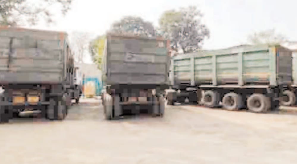 कुख्यात कोल ट्रांसपोर्टर की चल रही थी गुप्त तस्करी, चोरी के कोयले के 5 ट्रेलर को पुलिस ने पकड़ा