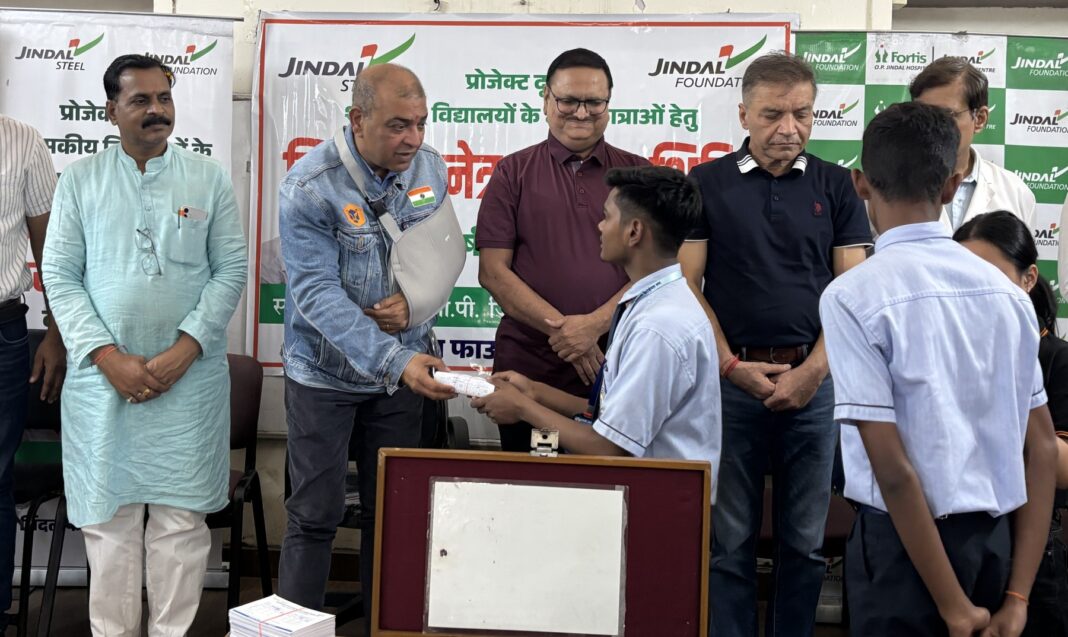 दृष्टि अभियान के तहत बच्चों की आंखों की सेहत सुधार रहा जिंदल फाउंडेशन