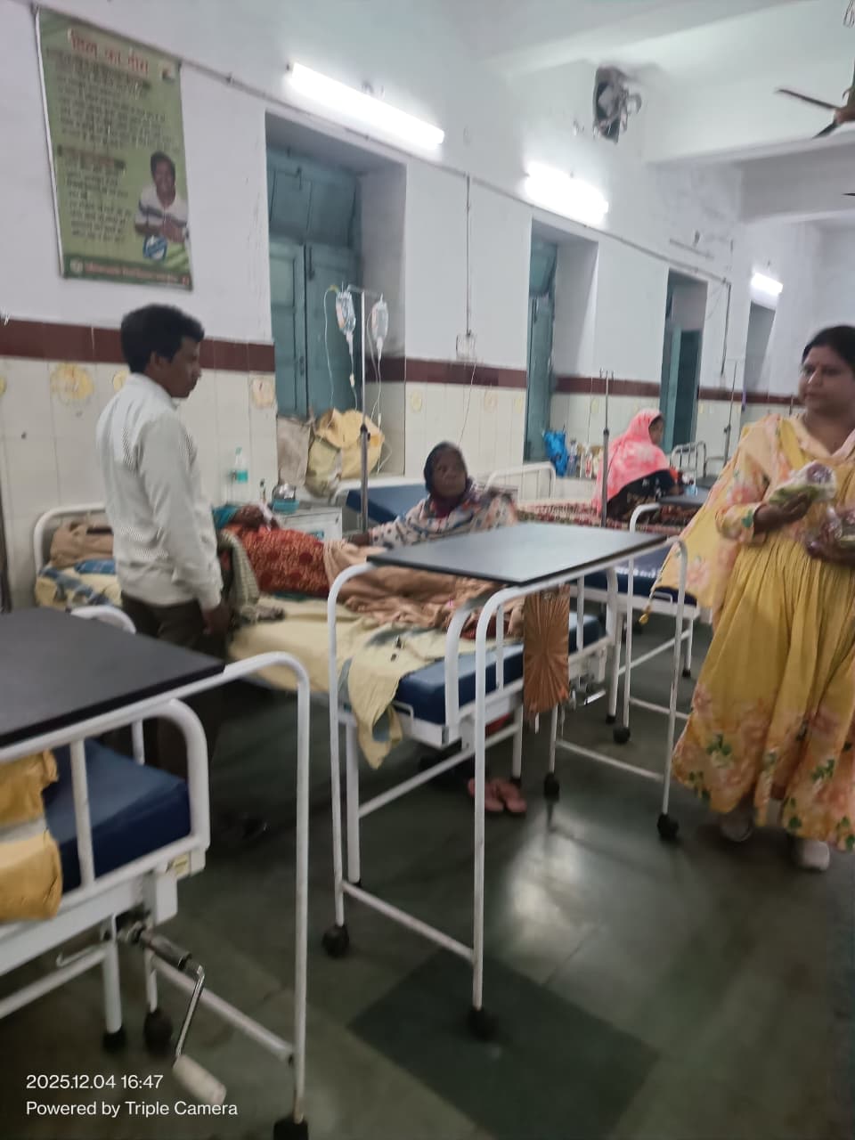 समाजसेवी रामदास अग्रवाल की पुण्यतिथि पर सुपुत्रों ने किया फल वितरण का पुण्य कार्य