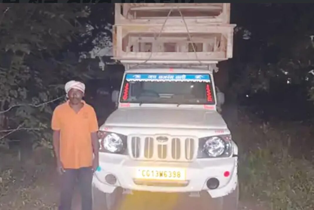 पिकअप में लोड अवैध लकड़ी से बने तख्त पकड़ाए, रायगढ़ में उडऩ दस्ता की टीम ने कार्रवाई की, ड्राइवर पेश नहीं कर पाया दस्तावेज