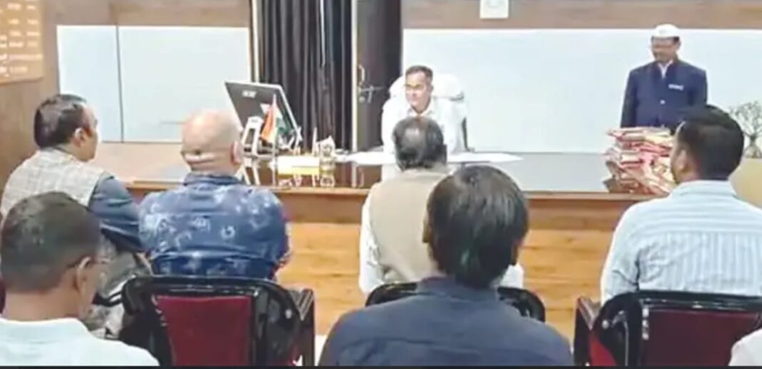 केलो नदी में मिल रहा इंडस्ट्रियल वेस्ट, आयुक्त को बोतल में पानी देकर प्रदूषण रोकने की मांग, लोग बोले-पानी पीकर हो रहे बीमार