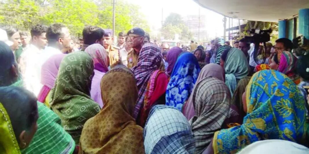 जिंदल के आयरन चोरी मामले गिरफ्तार ग्रामीण को छोड़ने के एवज में मांगा डेढ़ लाख, ग्रामीणों ने घेरा कोतरा रोड थाना