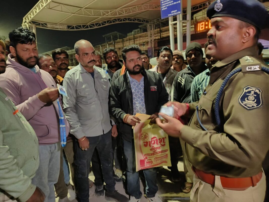 रेलवे स्टेशन परिसर में ऑटो संचालन को सुव्यवस्थित करने ट्रैफिक डीएसपी ने की बैठक