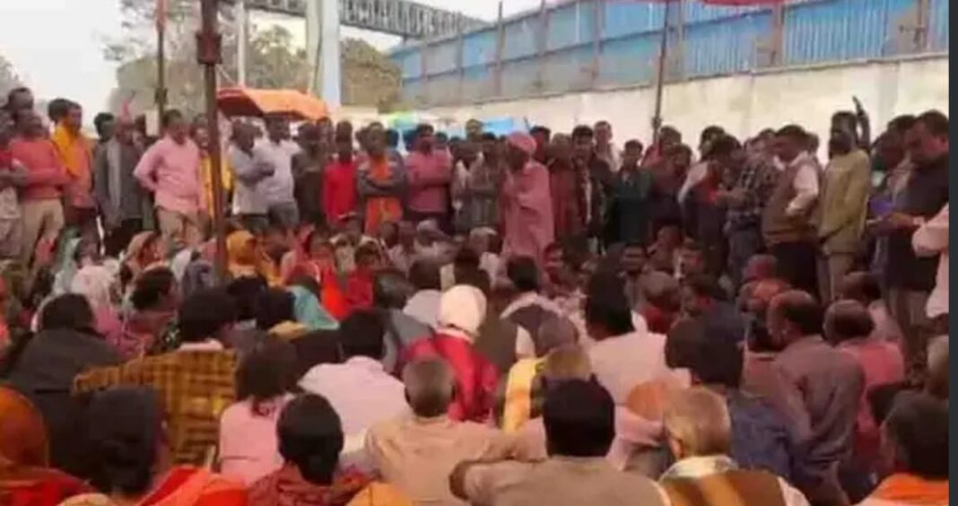 फर्जी जनसुनवाई का आरोप, तमनार में 14 गांव के लोगों का तीसरे दिन भी धरना जारी…औद्योगिक वाहनों की आवाजाही ठप, उमेश पटेल ने कहा – विधानसभा में उठेगा मुद्दा