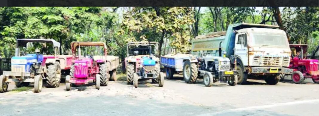 रेत के अवैध परिवहन में लगे 9 ट्रैक्टर जब्त, वाहन मालिकों पर दर्ज हुआ प्रकरण