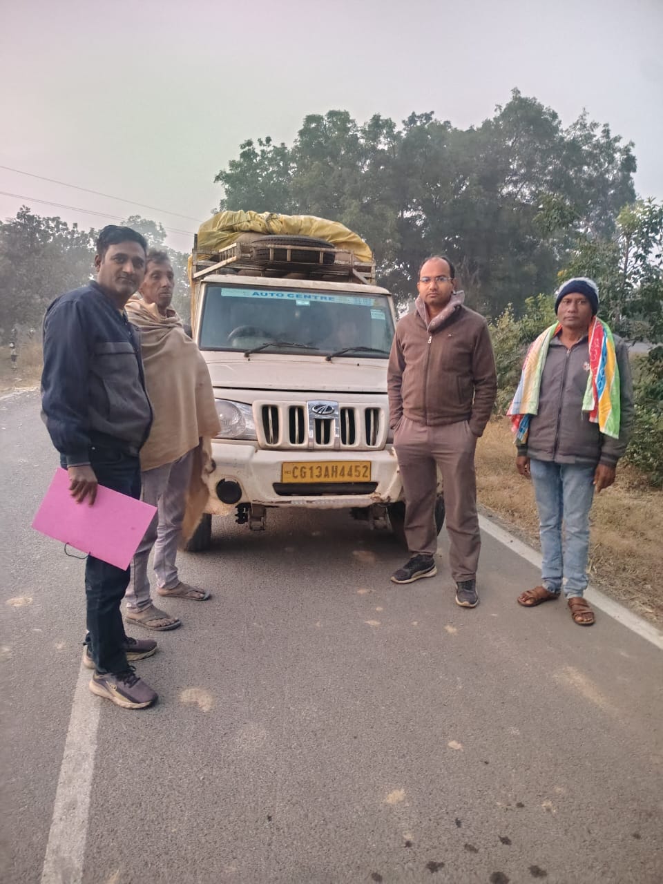 कोयलंगा-भुइयापाली मार्ग पर पिकअप वाहन में 24 क्विंटल अवैध धान जप्त