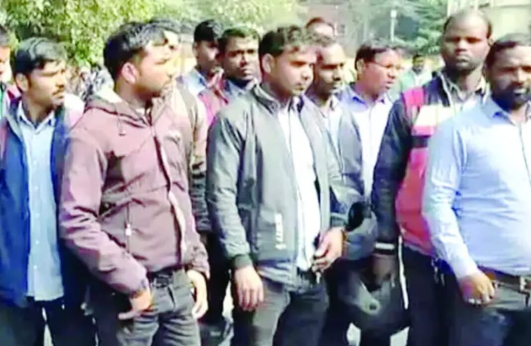 हिंडाल्को कंपनी ने 120 कर्मचारियों को नौकरी से किया बाहर, कर्मचारियों ने कलेक्टर से लगाई न्याय की गुहार