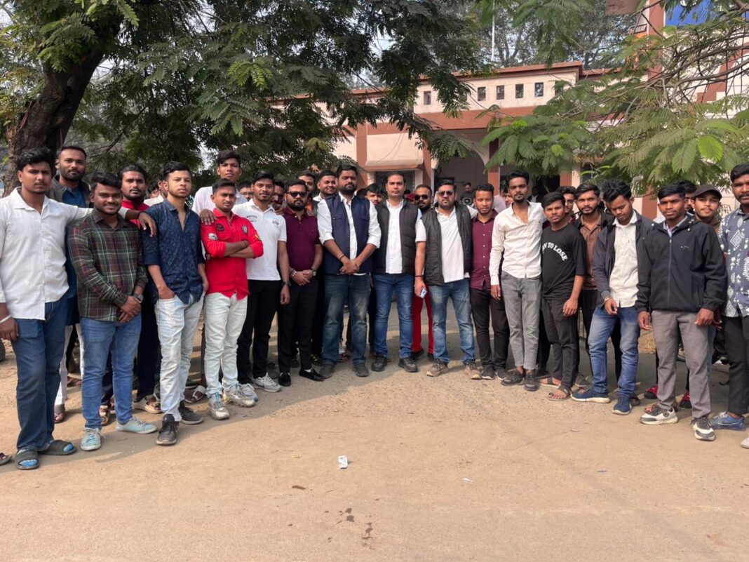 शहर में बढ़ते ट्रैफिक के दबाव और अव्यवस्था के खिलाफ यातायात थाने में युवा कांग्रेस ने की नारेबाजी व विरोध प्रदर्शन