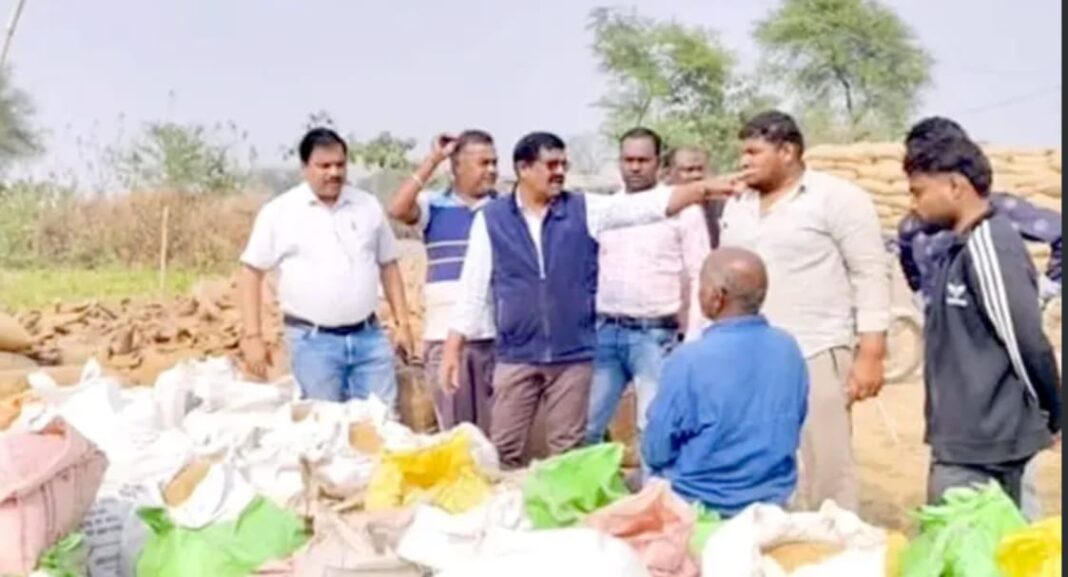 कोसीर में नोडल की शिकायत पर तीन किसानों का 95 क्विंटल धान जप्त