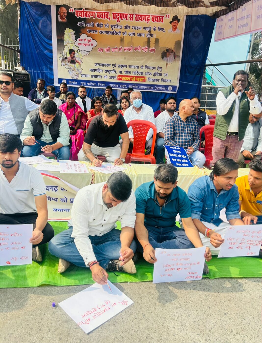 रायगढ़ को प्रदूषण की मौत से बचाने युवा कांग्रेस का इंकलाबी कदम गांधी प्रतिमा के समक्ष “खून से पत्र” लिखकर शासन-प्रशासन को ललकार