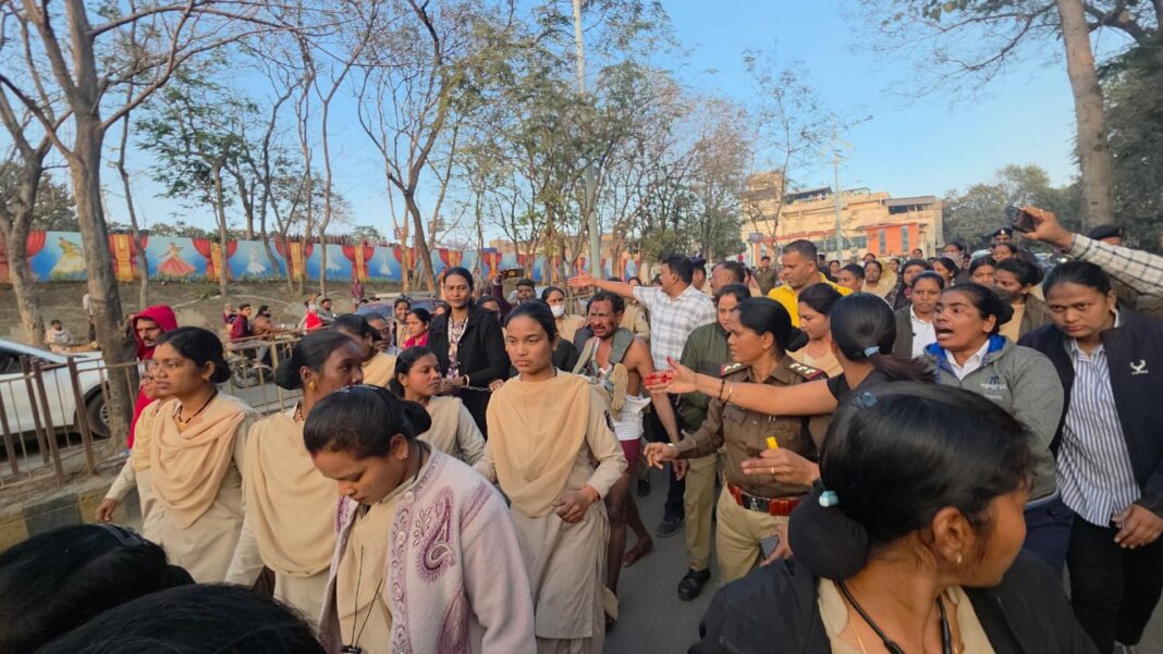तमनार में महिला कांस्टेबल से दुर्व्यवहार करने वाला मुख्य आरोपी चित्रसेन पकड़ाया, महिला पुलिसकर्मियों ने चप्पलों की माला पहनाकर निकाला जुलूस