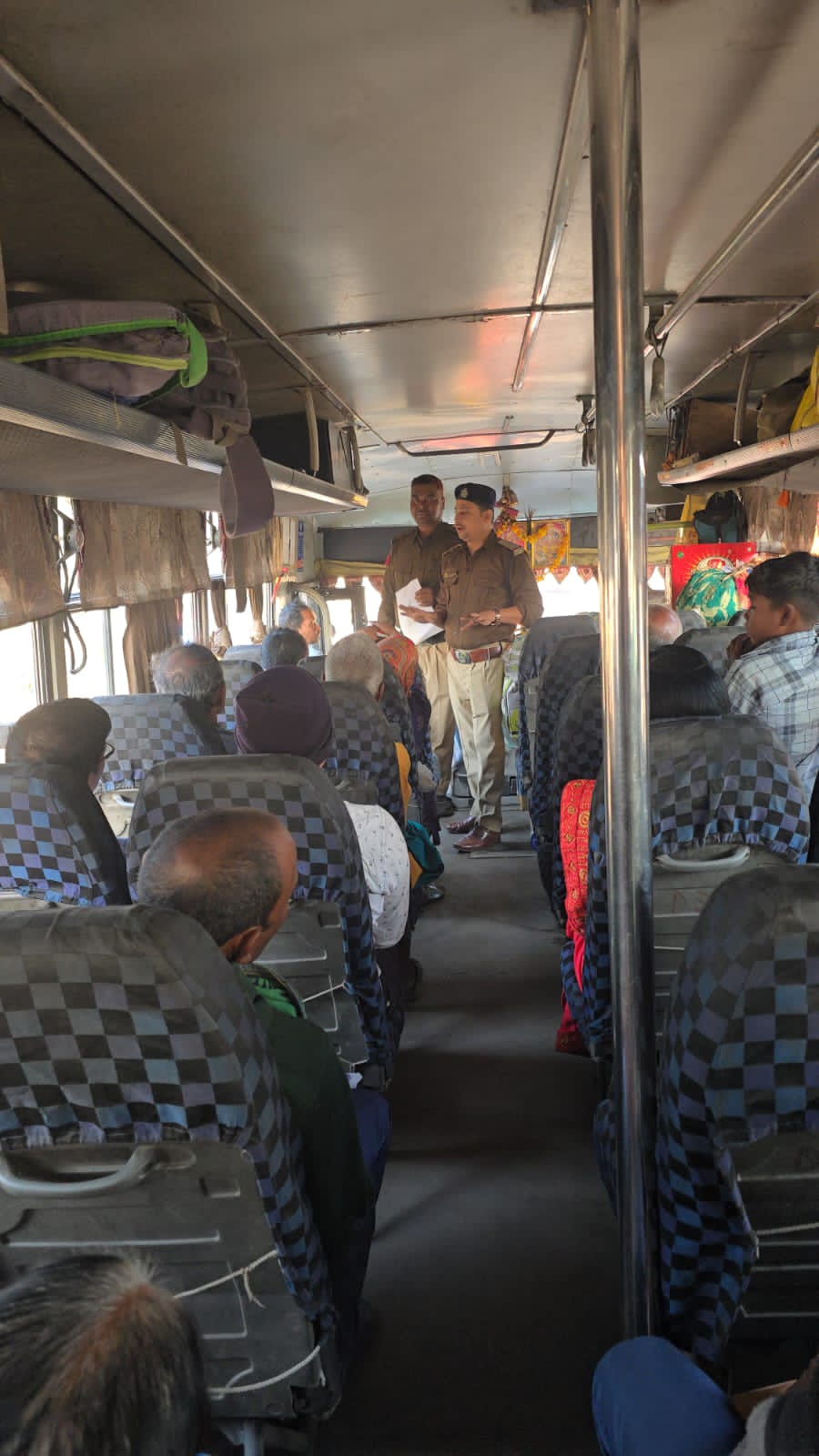 सड़क सुरक्षा माहः यात्री वाहनों व स्कूल बसों की हुई जांच….अनियमितताओं पर 16 हजार 900 रुपये की चालानी कार्रवाई