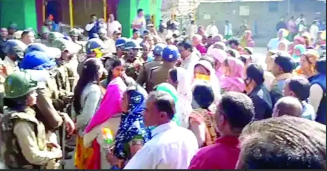 रैली निकालकर ग्रामीणों ने किया तमनार थाना का घेराव…जनसुनवाई मामले में अधिकारियों पर एफआईआर की मांग, अतिरिक्त बल तैनात