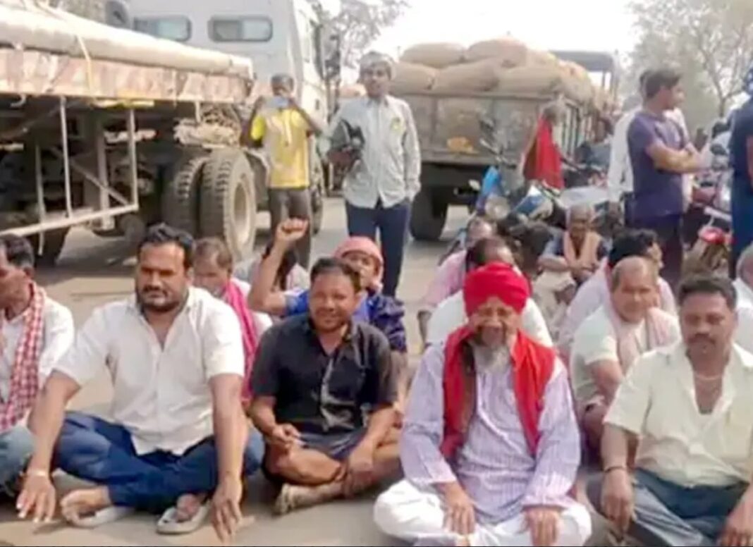 मंडी में धान-कटौती के विरोध में सडक़ पर उतरे किसान, रायगढ़-पुसौर मार्ग पर चक्काजाम, जमकर लगाए नारे