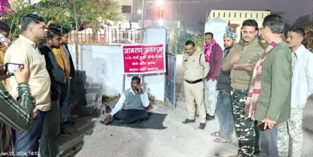 कोरबा तहसीलदार बंदेराम भगत सारंगढ़ कोतवाली थाना के सामने बैठे धरने पर, पुत्र के साथ मारपीट पर एफआईआर नहीं होने से हैं नाराज