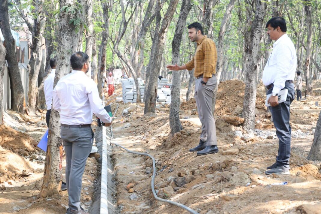 नगर निगम रायगढ़ के विकास कार्यों का कलेक्टर ने किया सघन निरीक्षण…स्विमिंग पूल, सिंथेटिक एथलेटिक ट्रैक, पंचतत्व उद्यान और नाला निर्माण कार्यों का किया निरीक्षण