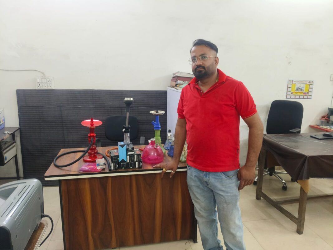 ”ऑपरेशन आघात” के तहत रायगढ़ पुलिस की पान एवं कॉस्मेटिक दुकान में हुक्का पिलाने वाले संचालक पर कार्रवाई