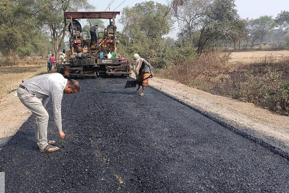 रायगढ़ जिले के खनन प्रभावित क्षेत्रों में अब डीएमएफ़ का हो रहा उपयोग.. 32 करोड़ 12 लाख 21 हजार रुपए की लागत से 14 सड़क निर्माण प्रगति पर