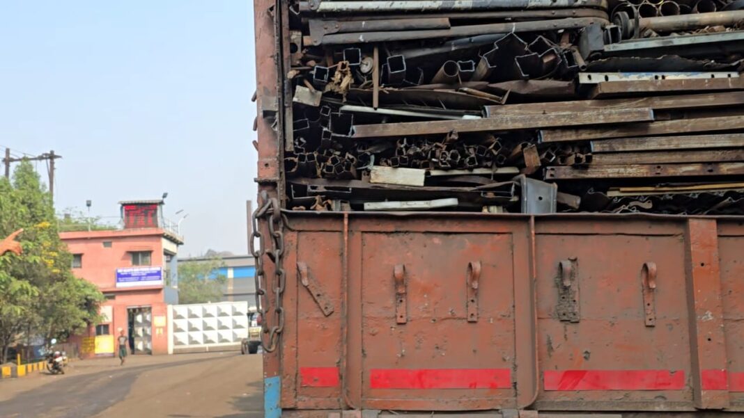 “ऑपरेशन_प्रहार” के तहत रायगढ़ पुलिस की अवैध कबाड़ पर कार्रवाई— खरसिया में अवैध कबाड से भरे ट्रक और मजदा वाहन पर वैधानिक कार्यवाही