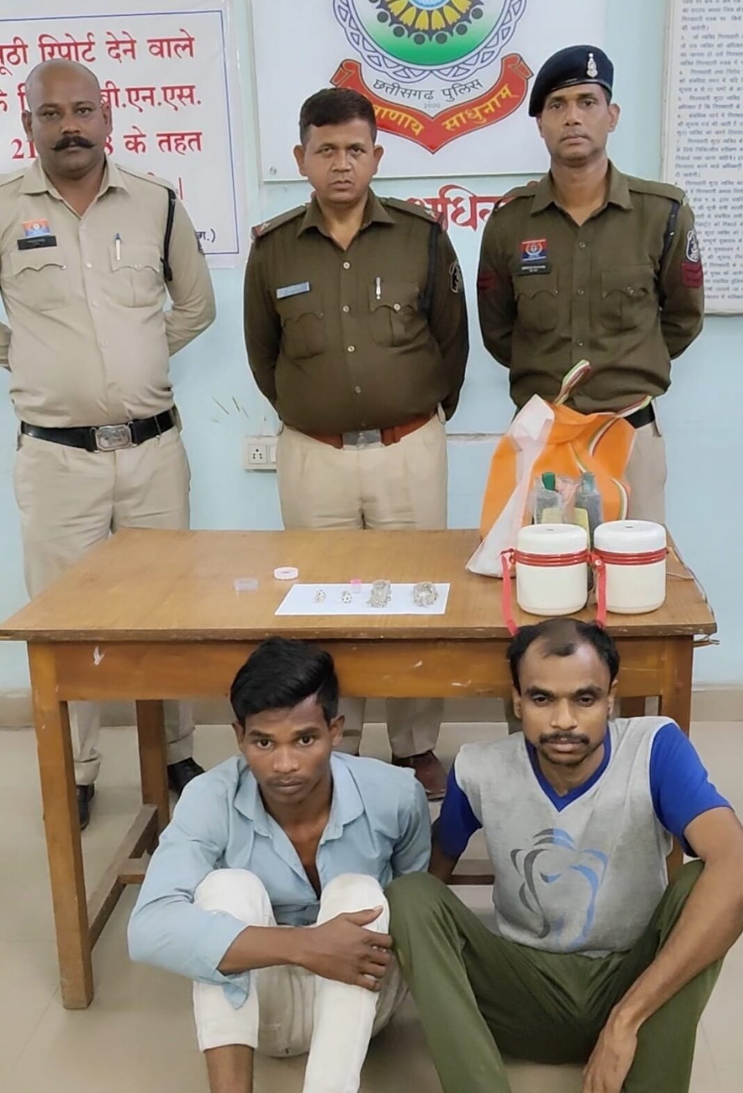 नावापारा टेण्डा में मकान और राशन दुकान चोरी का पुलिस ने 24 घंटे में किया खुलासा, तीन आरोपी गिरफ्तार