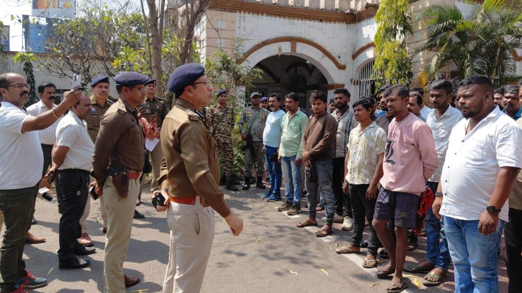 पुलिस कार्यालय में 100 से अधिक निगरानी, गुण्डा और आदतन बदमाशों की परेड, एसएसपी ने दी अंतिम चेतावनी