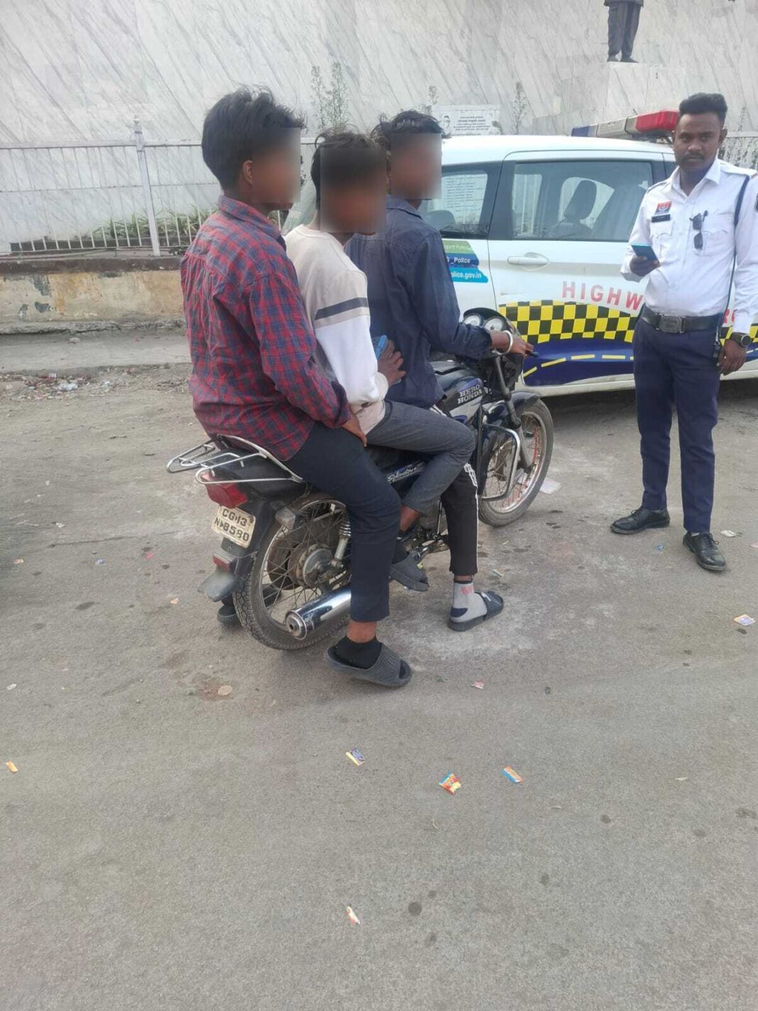 होली के मद्देनजर रायगढ़ पुलिस की सख्त कार्रवाई — 40 नाबालिग वाहन चालक पकड़े गए, अभिभावकों को थाने बुलाकर काटा गया चालान