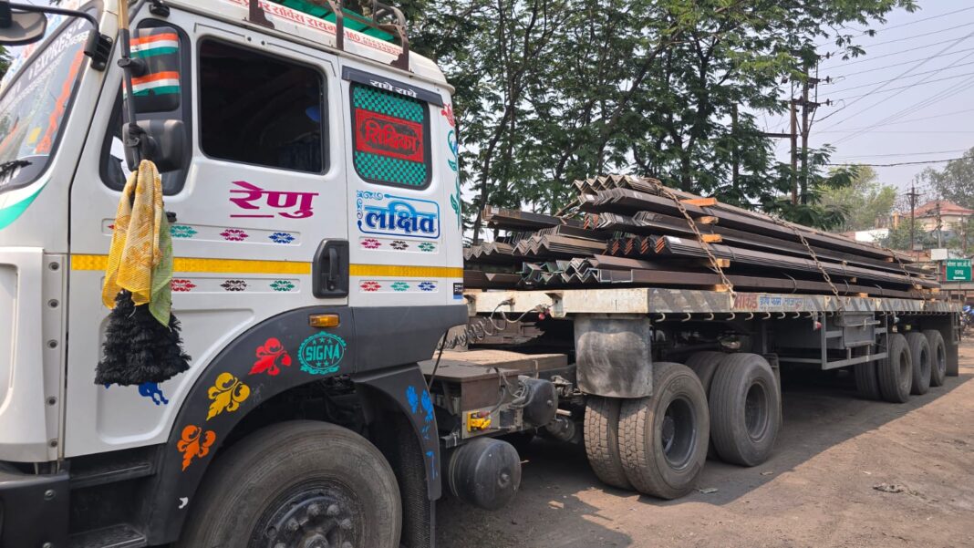 ट्रेलर में लोड 41 टन लोहे का एंगल को चोरी कर फरार हुए हेल्पर को पुलिस ने नाकेबंदी में पकड़ा