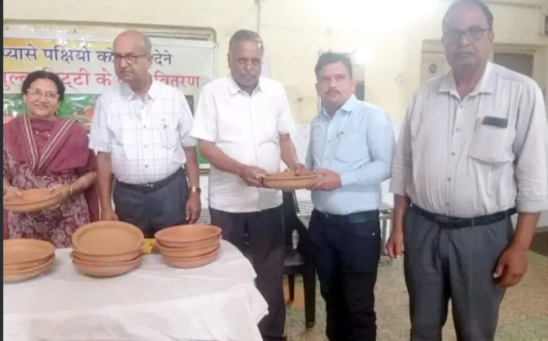 पक्षियों की प्यास बुझाने गत 15 वर्षो से समाजसेवी गोपाल अग्रवाल कर रहे नि:शुल्क पात्र वितरण