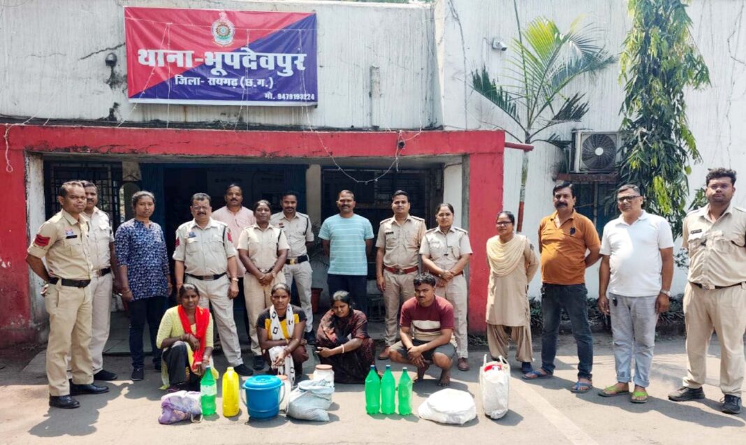 अवैध महुआ शराब के खिलाफ भूपदेवपुर क्षेत्र में पुलिस की कार्रवाई…बिलासपुर और किरीतमाल गांव में 92 लीटर शराब व 200 किलो महुआ लाहन जब्त