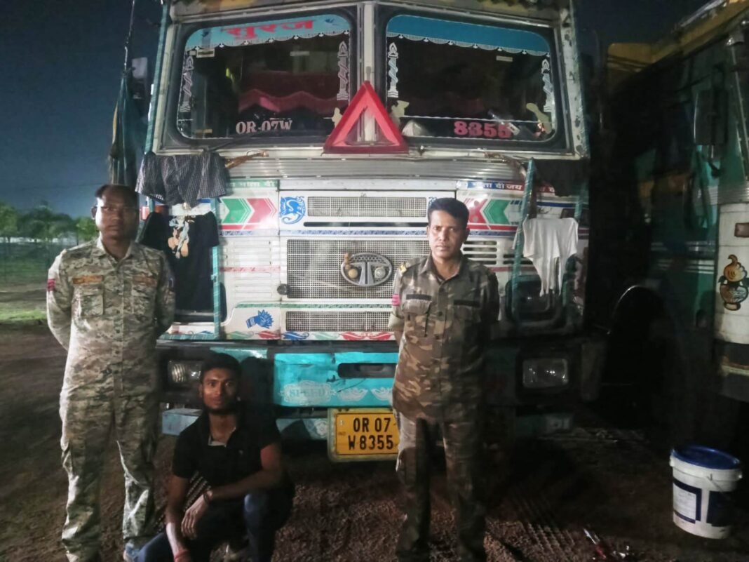 12 चक्का ट्रक से 22.75 टन अवैध स्क्रेप कबाड़ जब्त, वाहन सहित करीब 18 लाख का माल बरामद