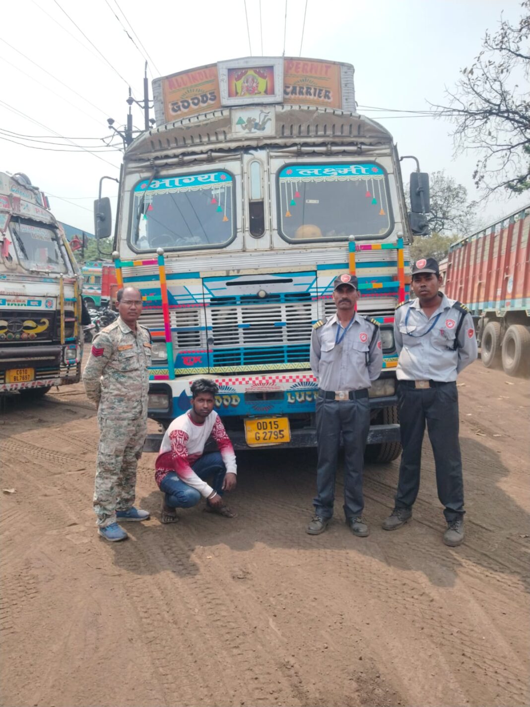 रायगढ़ पुलिस का अवैध कबाड़ पर ताबड़तोड़ कार्रवाई, दो ट्रकों से 48 टन से अधिक स्क्रैप जब्त, एक लावारिस वाहन भी पकड़ा गया