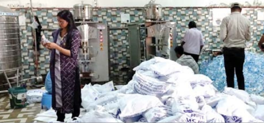 भारी गंदगी के बीच संचालित कोसमनारा और कोतरलिया के बोतल बंद पानी प्लांट को नोटिस, फूड एंड सेफ्टी विभाग का औचक निरीक्षण