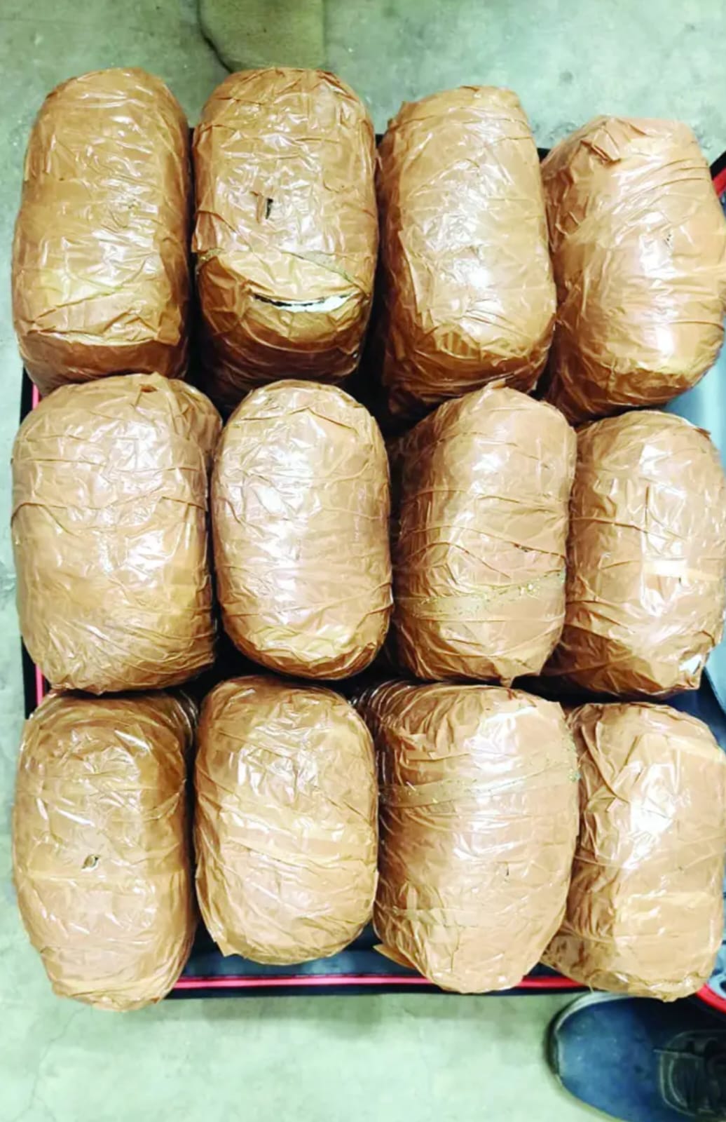 शालीमार ट्रेन में हो रही थी गांजा की तस्करी, पुलिस की भनक लगते ही मादक पदार्थ से भरा बैग छोडक़र भाग निकला तस्कर